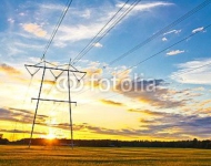 Линия электропередачи в лучах солнца на закате
