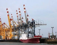 Красный контейнеровоз в контейнерном порту