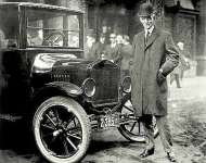 Генри Форд рядом со своим легендарным детищем - доступным автомобилем «Model T»