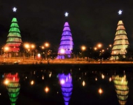 PT BR Crvores de Natal iluminam o lago no Parque do Ibirapuera em SCAo Paulo