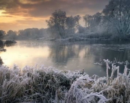 EN AU Wintertime along River Avon Worcestershire England