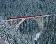 FR FR Train des Chemins de fer rhCAtiques passant sur le viaduc de Langwies Suisse