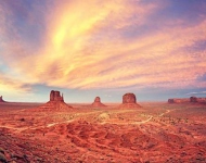 США. Vintage toned Monument Valley after sunset