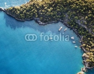 Голубой залив с яхтами, пришвартованными в лагуне Олюдениз в Турции