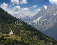 Маленькая церквушка в Кавказских горах