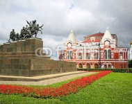 Россия, Самара. Театр и памятник Чапаеву