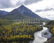 США. In Distance/ Fall color in Alaska