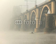 Рыбак под туманным мостом