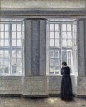 Девушка перед окном