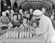 Раздача молока на станции метро Маяковская во время бомбежки. Москва, 1941 год.