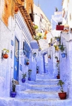 Улица с лестницей в синем городе Шефшауэн, Марокко