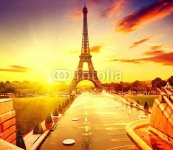 Франция, париж. Eiffel Tower at sunrise