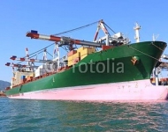 Зелёный контейнерный корабль