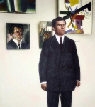 Казимир Малевич на фоне своих картин