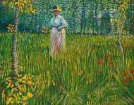 Женщина, идущая по саду