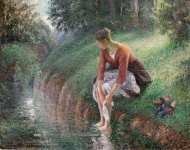Молодая женщина купает ноги