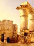 Улочка восточного города с руинами египетского храма