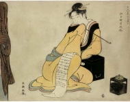 Девушка с трубкой, опирающаяся о черный ящик, читает письмо