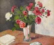 Розы на столе в вазе