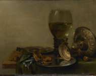 Heda Willem Claesz - Натюрморт с кубком заводным механизмом оловянными тарелками маслинами и орехами на частично-накрытом столе