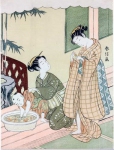 Две молодых женщины на веранде с малышом, дразнящим золотых рыбок в большой миске