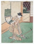 Женщина весит свиток с изображением, игривая кошка