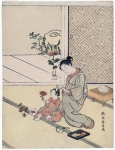 Мать связывает своему маленькому сыну волосы, пока он играет с хризантемами