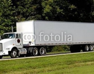 Большой белый грузовик на шоссе