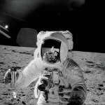 Астронавт «Аполлона-12» Алан Бин держит контейнер для образцов лунной поверхности, 1969 год.