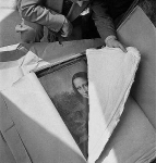 Мона Лиза возвращается в свой дом в Лувре в Париже