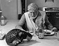 Эрнест Хемингуэй ужинает с котом