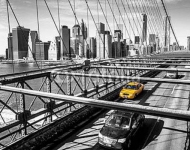 США, Нью-Йорк. Taxi cab crossing the Brooklyn Bridge