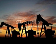 Три нефтяных станка-качалки