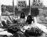В постели за мир
