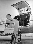 Команда технического обслуживания «загружает» пять мегабайт в самолёт , США 1956 год.
