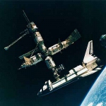 Космический шаттл «Атлантис» и орбитальная станция "Мир"