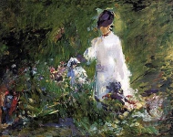 Молодая женщина среди цветов
