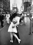 Поцелуй моряка и медсестры после объявления об окончании войны