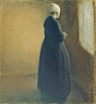 Пожилая женщина, стоящая у окна