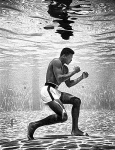 Мухаммед Али тренируется в бассейне отеля в Маями