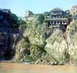 Старинный дом в скале на левом берегу Куры Тифлис