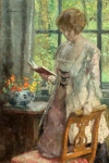 Молодая женщина читает